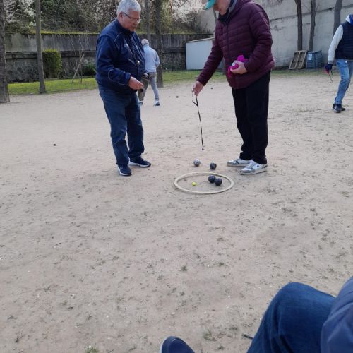 Tête-à-tête Régis-Pascal. On ramasse les boules. Mène suivante.
