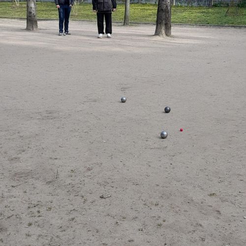 Youssef a fait un beau point. François hésite, pointer ou tirer.