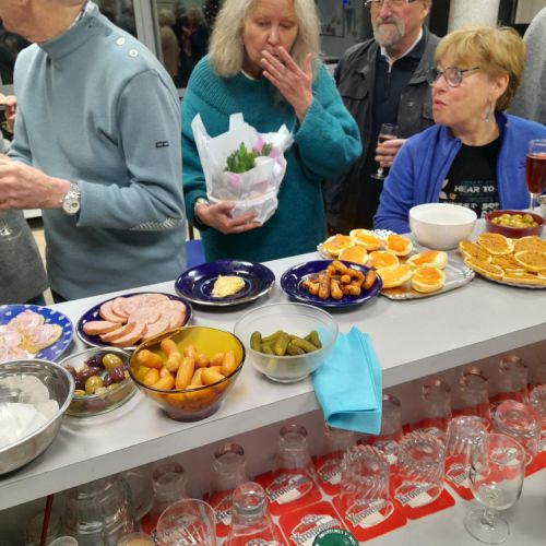 Sylvie vient de recevoir une plante.