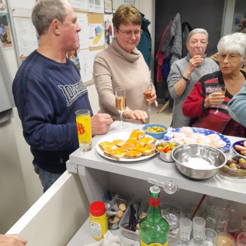 Isabelle, Françoise et Anita écoutent religieusement notre ami Cloclo.