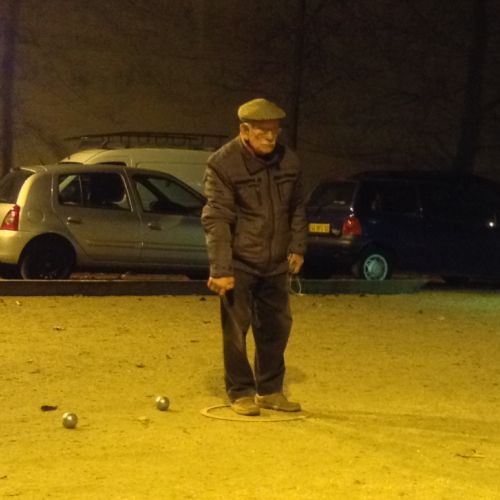 Attention ! Jean-Marie, la terreur des terrains de pétanque, ne fait pas de cadeaux.