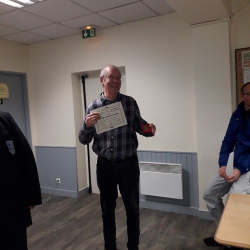 Le médaillé est mitraillé par les photographes.