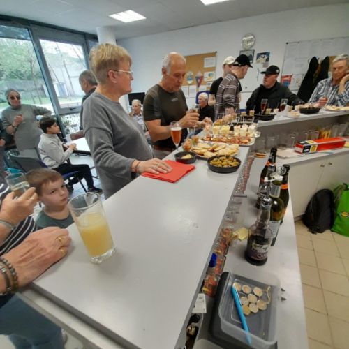 Chacun a pris son verre. Le ricard attend Christian