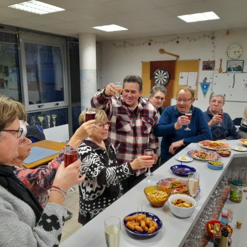 Tout le monde lève son verre.