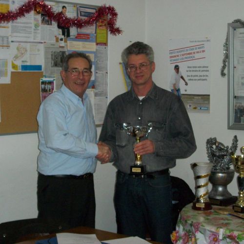 Remise d'une coupe à Eric, notre directeur sportif.