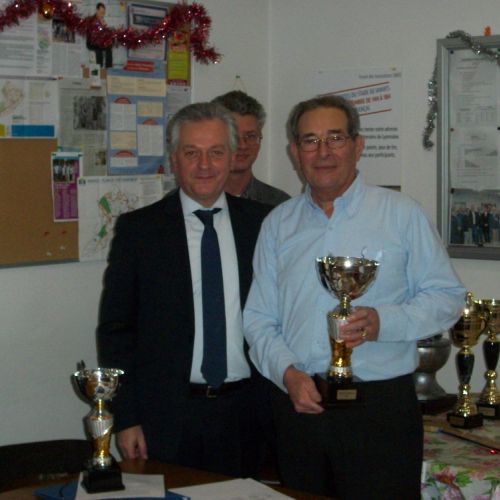 Remise d'une coupe à Jacques Thoine.