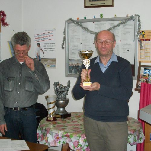 Remise d'une coupe à Michel Desmolin pour la doublette mêlée.