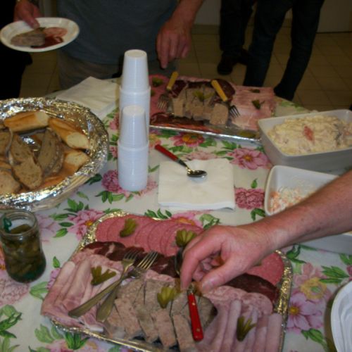 Le buffet est pris d'assaut.