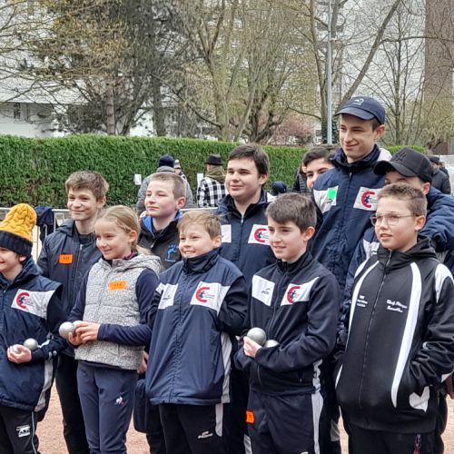 Gabriel à gauche, Tom devant lui