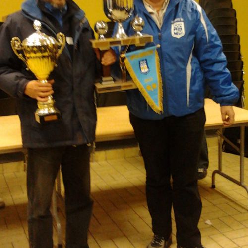 Le vainqueur reçoit sa coupe des mains d'Evelyn, et le club de Vanves reçoit le trophée pour la 2ème année consécutive, grâce à Patrice.