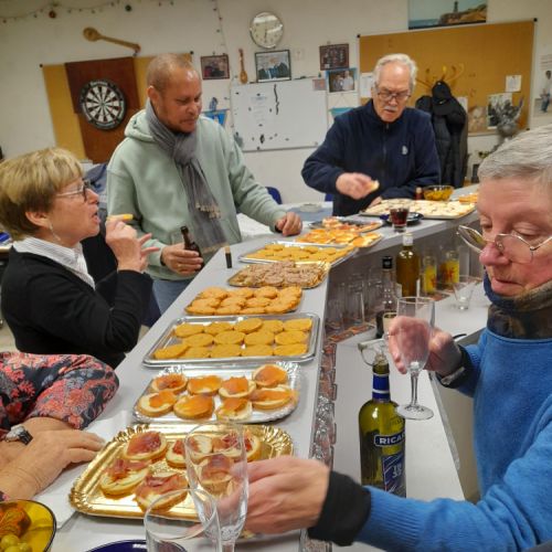 Le buffet : Saumon, rillettes de thon, Crabe, pâté.