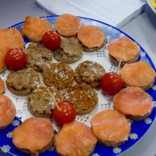 Les canapés de l'apéritif font la ronde.