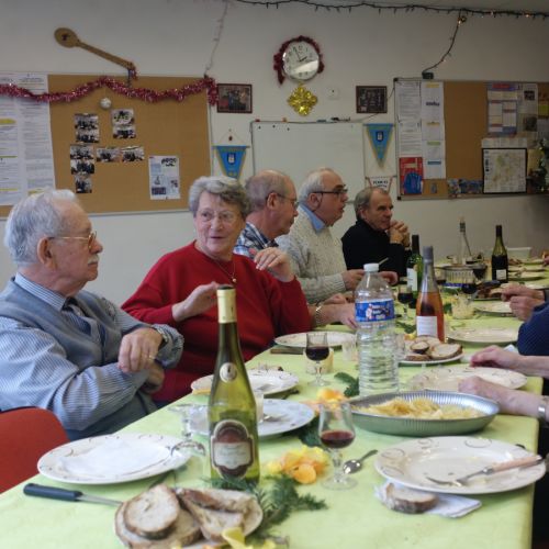 Veux-tu encore un peu de rôti, demande Charlotte à Jean-Marie.