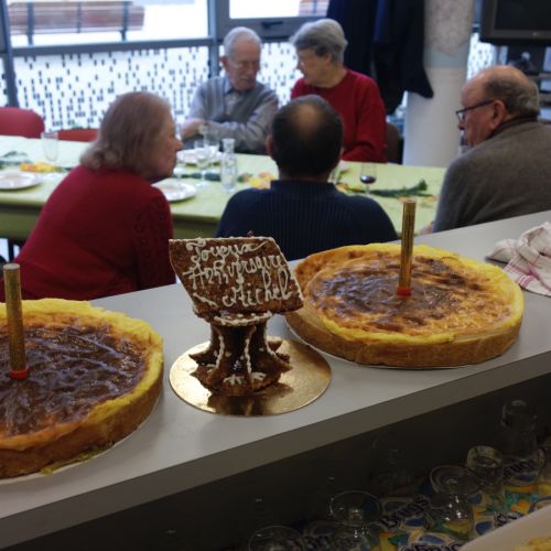 Prêt pour allumer les gâteaux avec une plaque en nougatine : Joyeux anniversaire Michel.