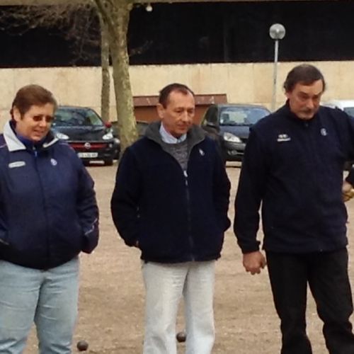 Rencontre contre l'APR en championnat des clubs, chez eux (terrain caillouteux pas facile). Isabelle, Michel et Gilbert.