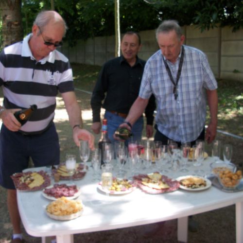 Les barmen sont à l'oeuvre pour le Kir royal.