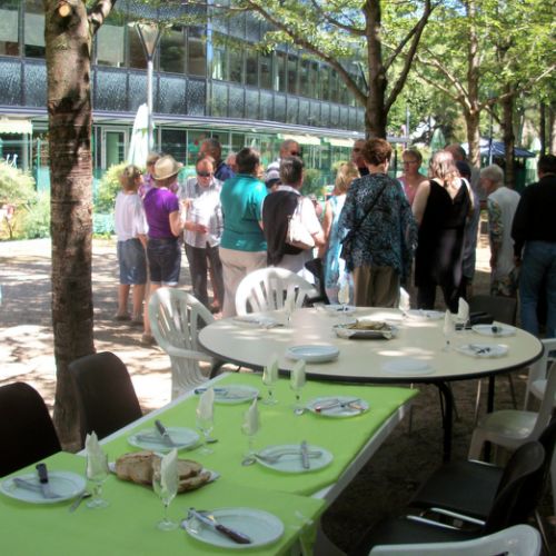 Les convives sont regroupés autour de la table de l'apéro.