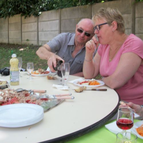 Michel fait le service avec galanterie.