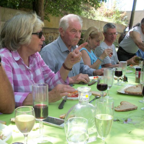 Le flacon de Ricard au 1er plan ne contient que de l'eau.