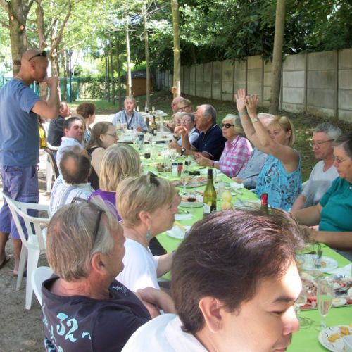 Cathy débute une ola (en l'honneur de Steve ?).