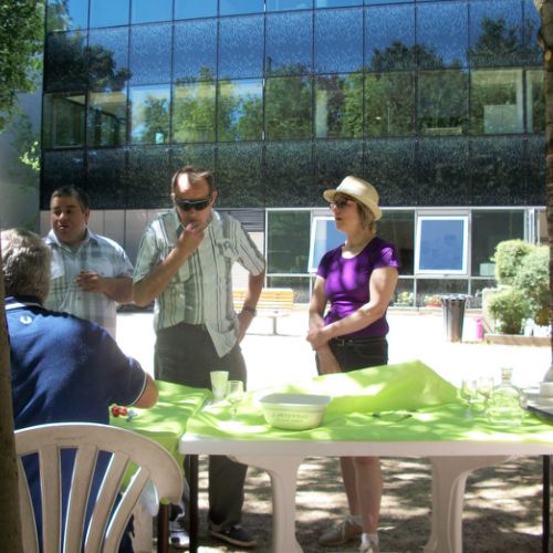 Et on mange les cerises en provenance du cerisier de Jocelyn.