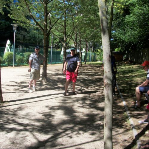 Une partie de pétanque en triplettes pour finir l'après-midi.