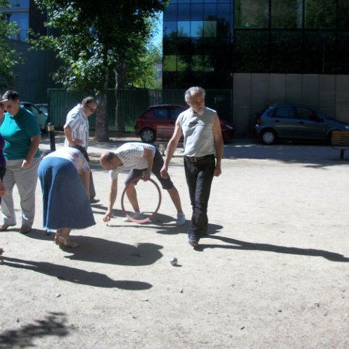 Joseph admire les 2 triplettes : Isabelle, Lydie, Sophie, Jean Yves, Pat et Dom.