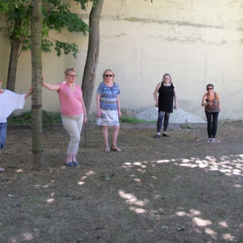 Les 2 triplettes entièrement féminines : Hélène, Isabelle, Monique, Betty, Pascale et Cathy (en retrait). Dur, dur, dur !! pensent Hélène et Isabelle au 'pied de mon arbre'.