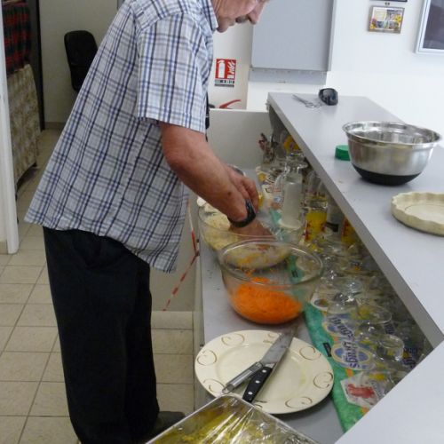 Jacky, les mains dans le saladier.