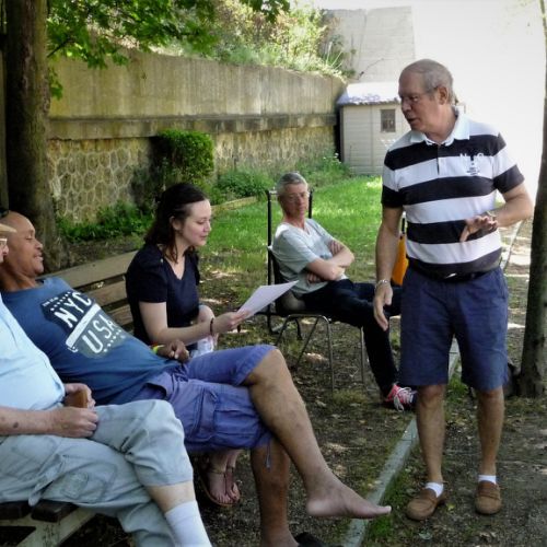 Céline regarde le menu.