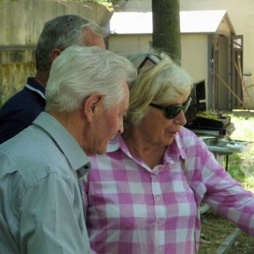 Germain écoute les explications de Danielle.