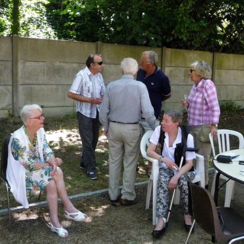 Guilaine et Anita papotent.