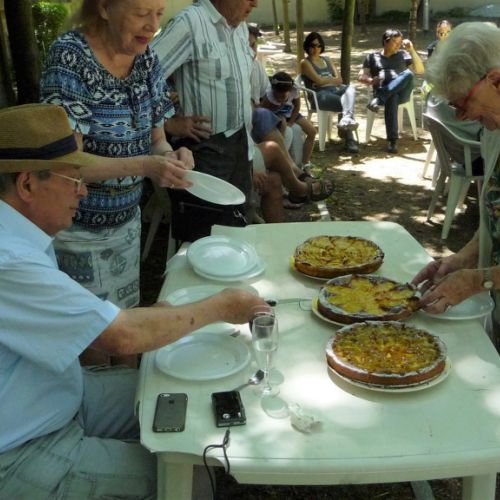 Guilaine découpe les tartes avec dextérité.