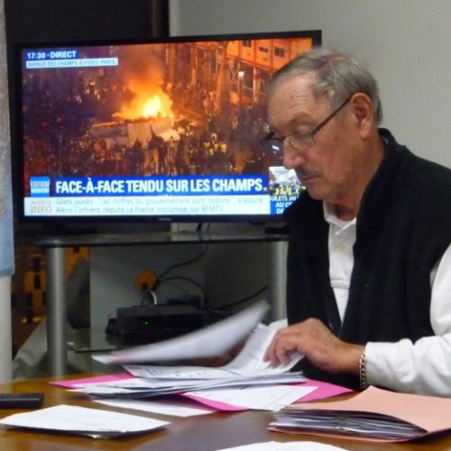 Le présentateur du JT de TF1 ? Mais non c'est Jacky qui classe ses papiers.