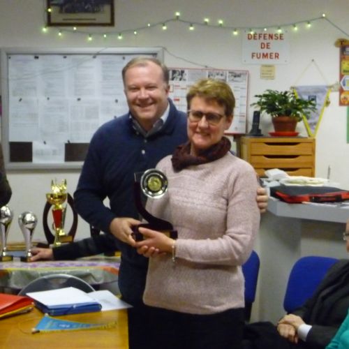 Et c'est la distribution des coupes. Isabelle 2ème du Trophée des Anciens.