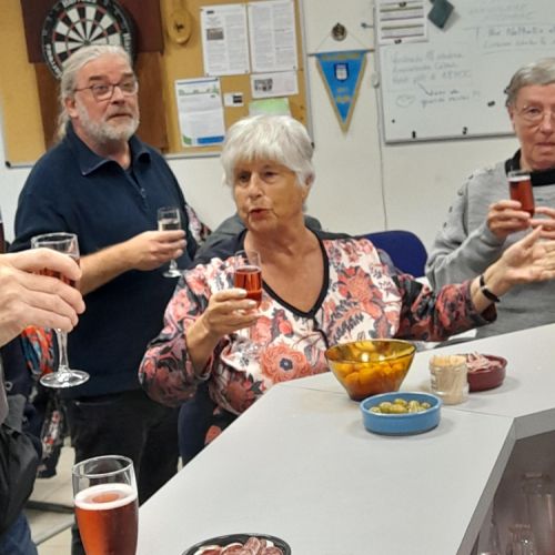 Bon anniversaire, nos voeux les plus sincères ... Françoise dirige la chorale d'une voix de stentor.