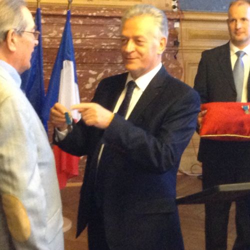 La remise de la médaille de la Jeunesse et des Sorts à Jacques Thoine.