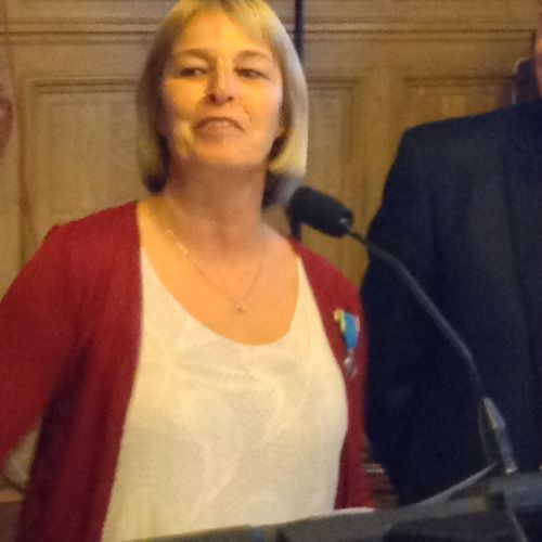 Cathy est fière de sa médaille.