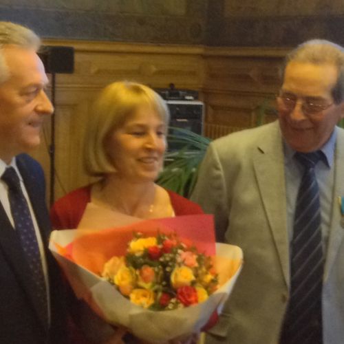 Cathy a reçu un bouquet de fleurs.