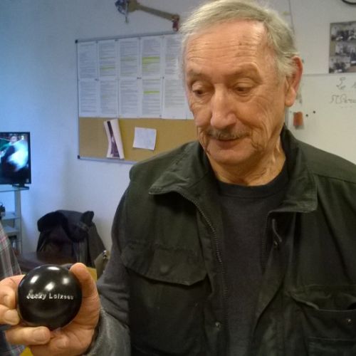 Jacky nous montre le cadeau de Richard, des boules gravées à son nom.