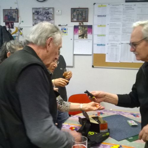 Il me faudrait le même marqueur de score Obut, se dit Robert.