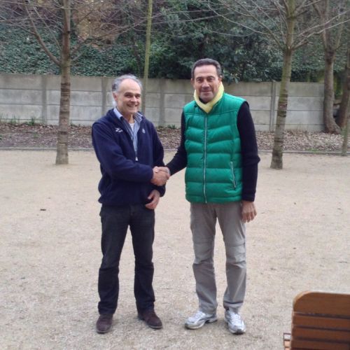 La poignée de mains de fin de rencontre. Richard l'a emporté 13 à 8.