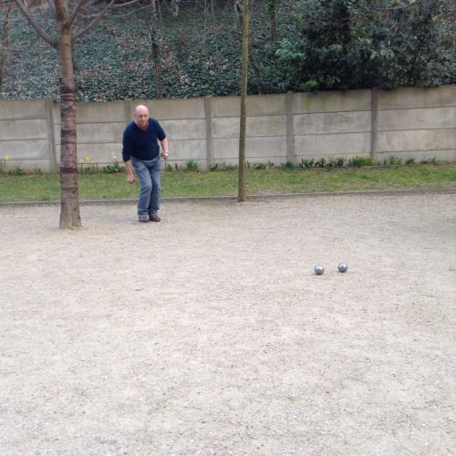 Entraînement : 2 boules sont placées entre le rond et le but, ce qui nécessite de faire une portée pour pointer.