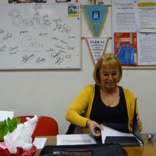 La Trésorière prépare ses dossiers.