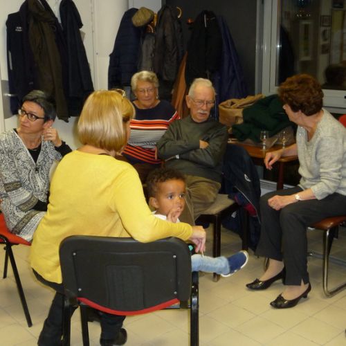 Ces dames font la conversation à Jean-Marie.