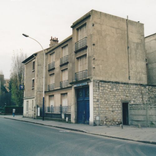 L'entrée de notre terrain, la crèche et le garage Peugeot.
