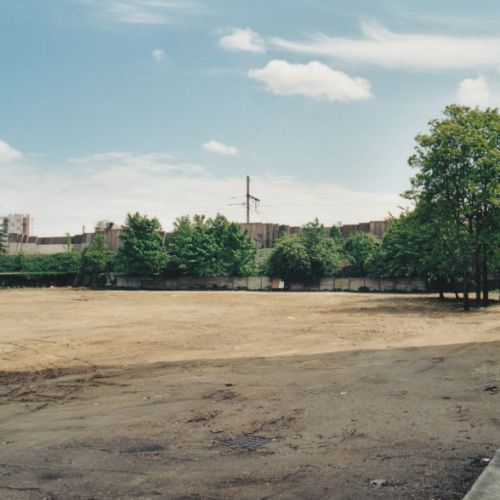 Le terrain avec la voie ferrée au fond.