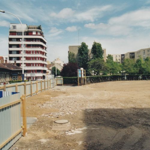 Le garage et la crèche ont été démolis. Vue sur la rue jean Bleuzen.