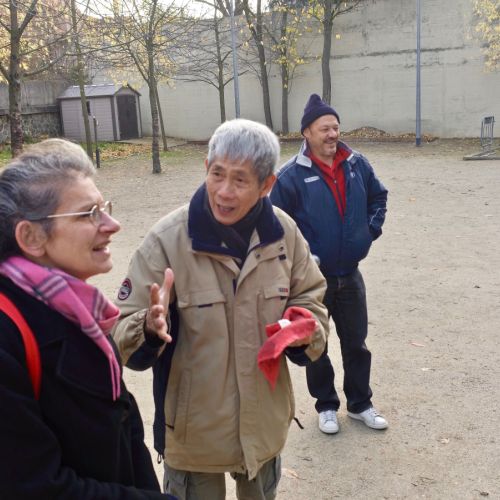Les Chung (joueur et supporter) en pleine discussion.