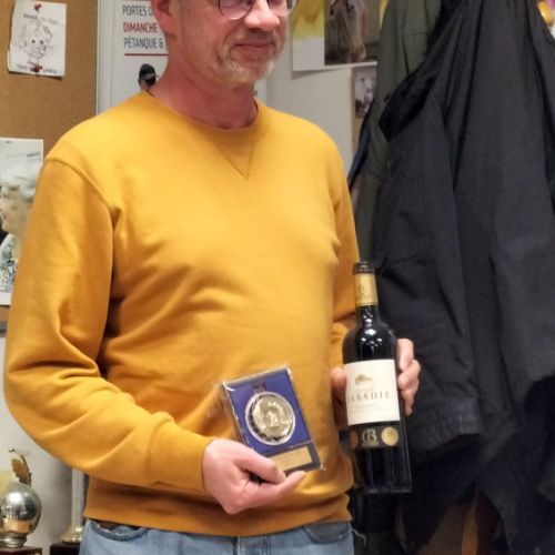 Eric, 1er de la triplette à la mêlée, le 16mars. A reçu une médaille et un Château Labadie, Médoc, cru Bourgeois.